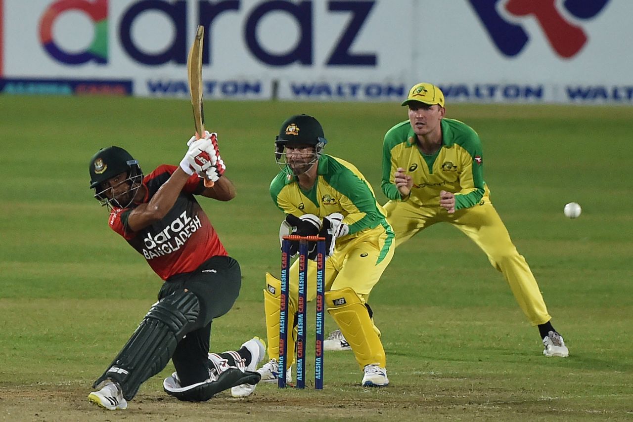 Mahmudullah hits powerfully towards midwicket, Bangladesh vs Australia, 3rd T20I, Dhaka, August 6, 2021