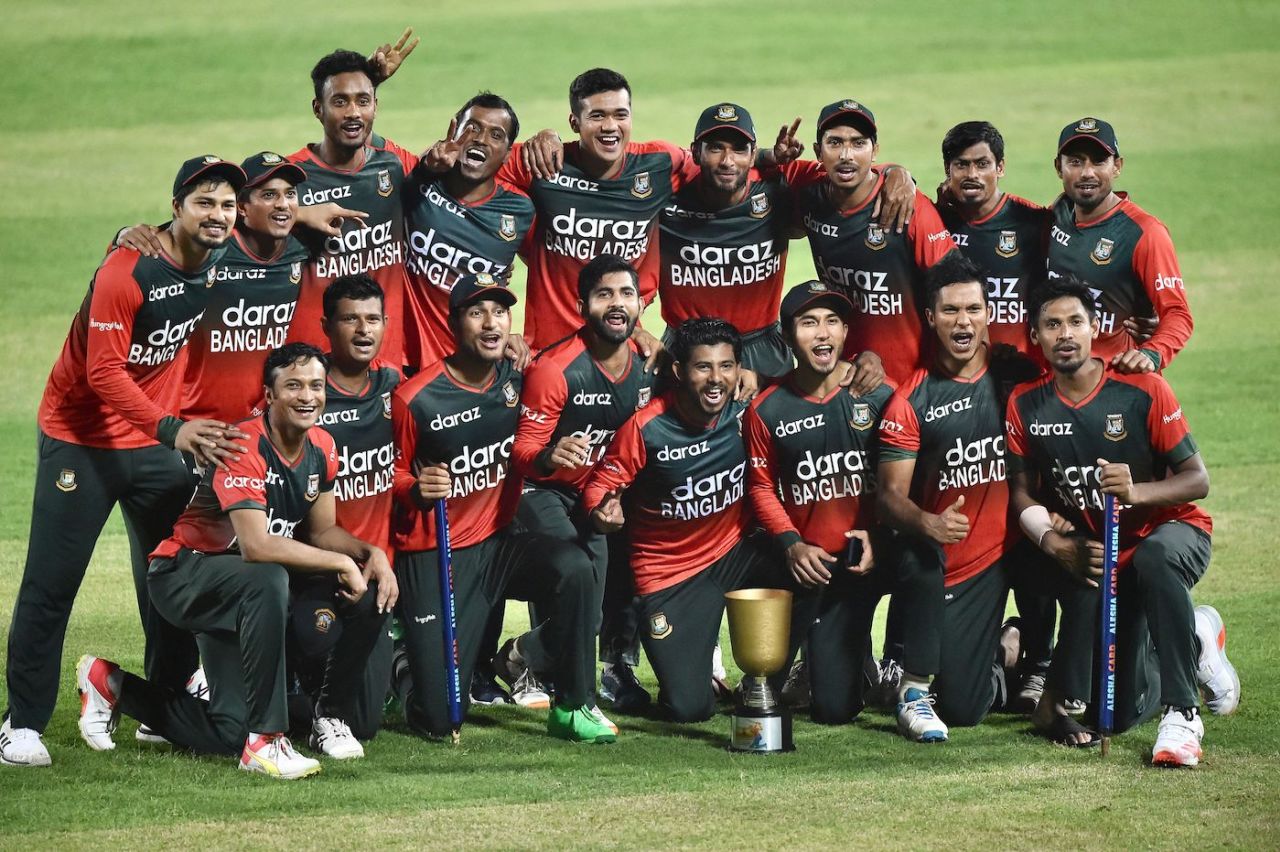 The Bangladesh team pose happily with their trophy, Bangladesh vs Australia, 5th T20I, Dhaka, August 9, 2021