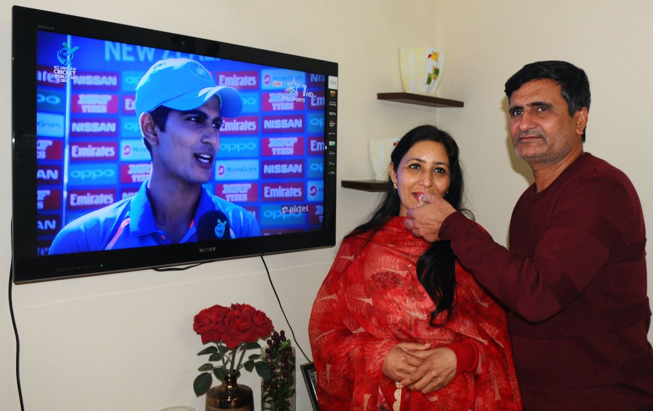 Shubhman Gill's parents celebrate his unbeaten 102 in the U-19 World Cup, Pakistan vs India, U-19 World Cup semi-final, Christchurch, January 30, 2018