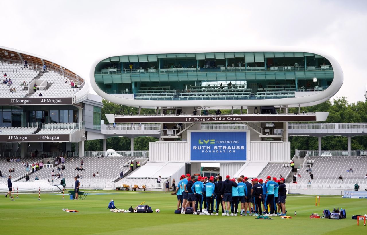England get into a huddle at Lord's, England vs India, 2nd Test, Lord's, 1st day, August 12, 2021