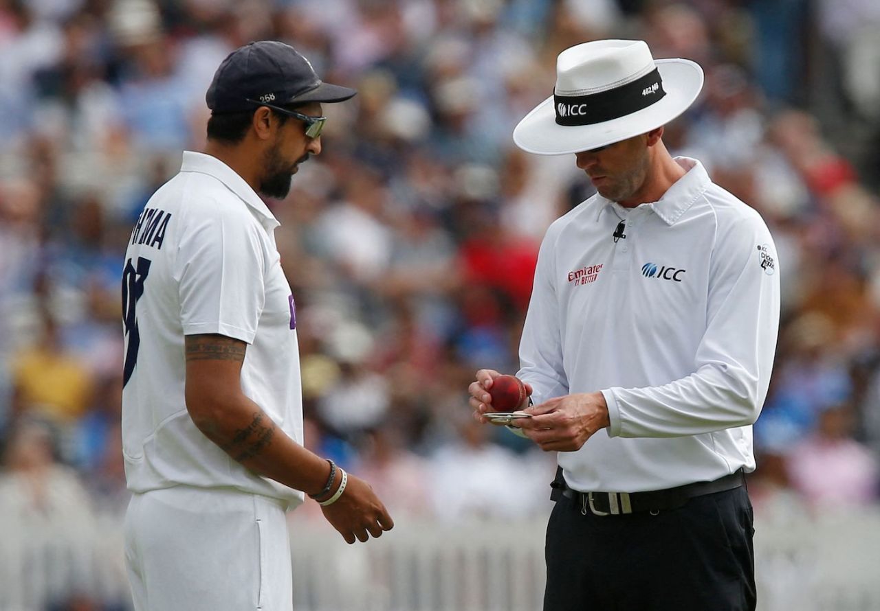 Ishant Sharma gets the shape of the ball checked by the umpire, England vs India, 2nd Test, Lord's, London, 3rd day, August 14, 2021