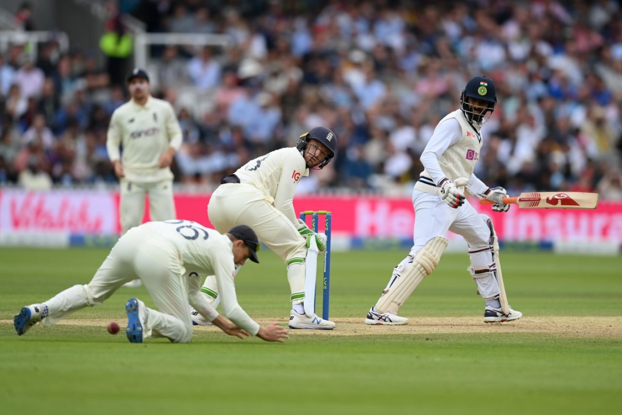 Joe Root lets one from Jasprit Bumrah through his fingers, England vs India, 2nd Test, Lord's, London, 5th day, August 16, 2021

