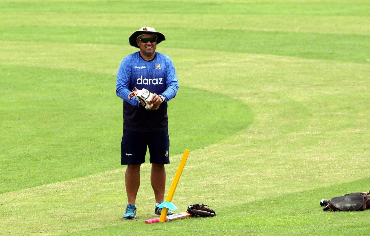 Russell Domingo trains with the T20I squad, Dhaka, August 19, 2021