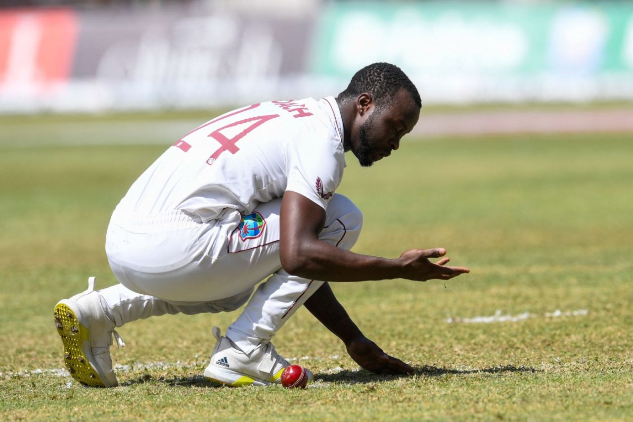 Kemar Roach prepares himself to bowl, West Indies vs Pakistan, 2nd Test, Jamaica, 1st day, August 20, 2021