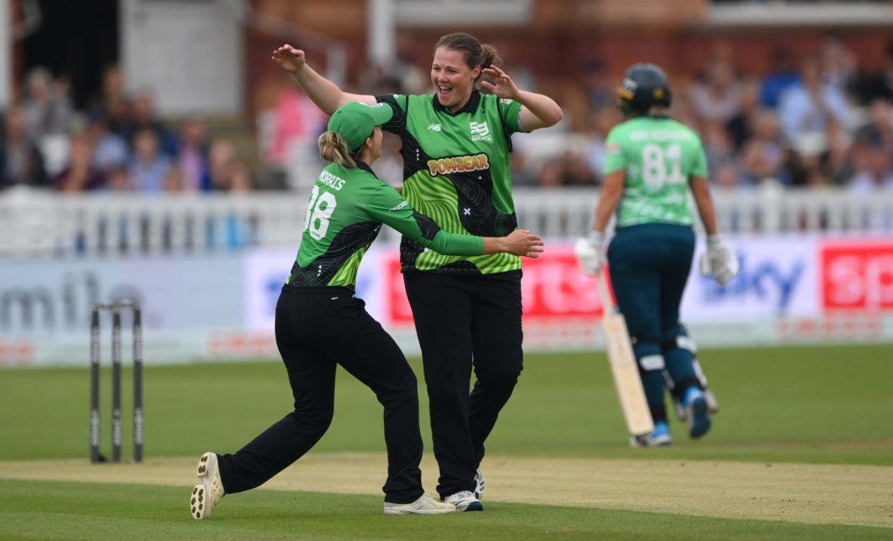 Anya Shrubsole struck the first blow in the Women's Hundred final, Oval Invincibles vs Southern Brave, Women's Hundred, final, Lord's, August 21, 2021