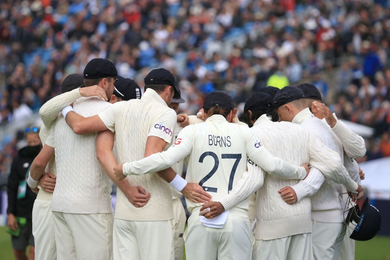 The England players get into a huddle, England vs India, 3rd Test, Leeds, 3rd day, August 27, 2021