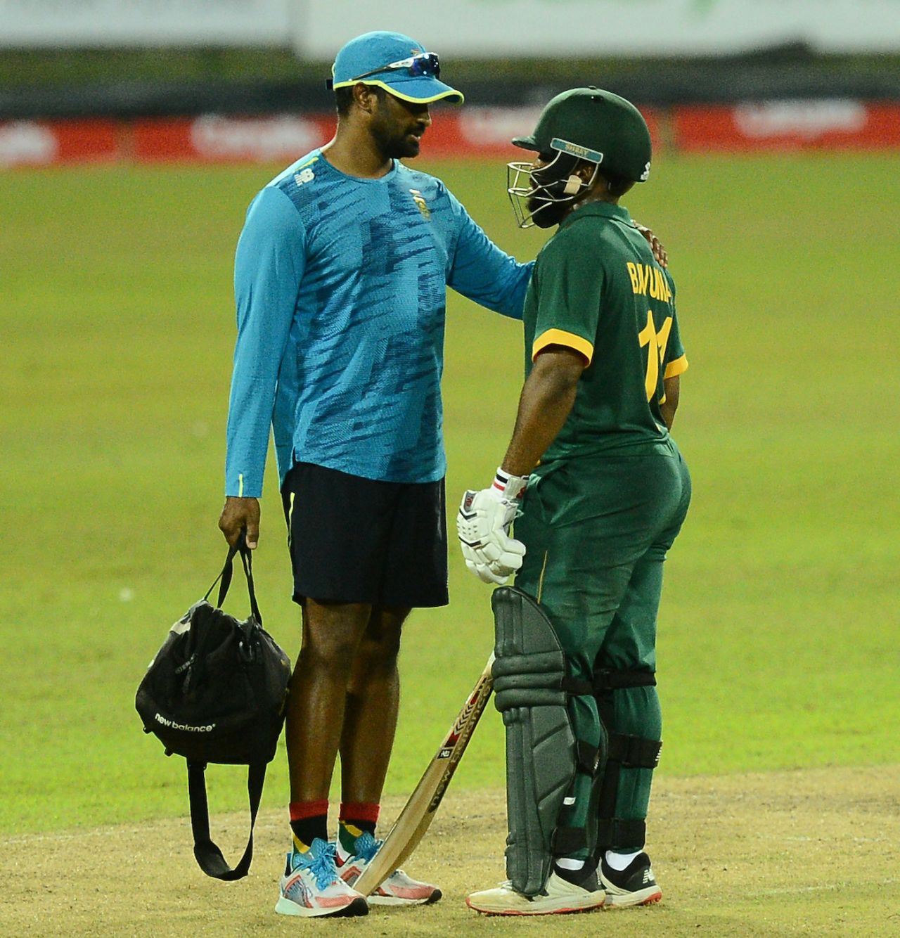 Temba Bavuma has a word with the team physio after hurting his hand, Sri Lanka vs South Africa, 1st ODI, Colombo, September 2, 2021