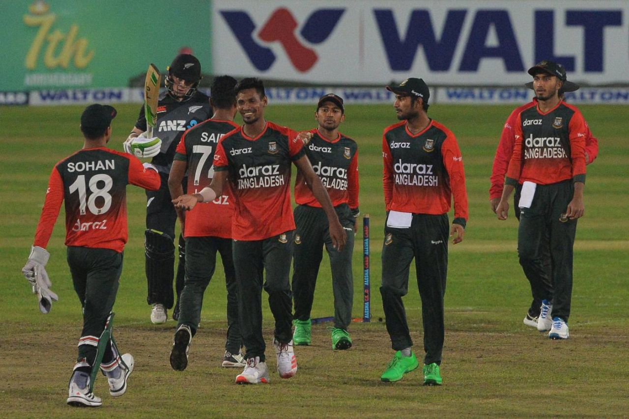 Mustafizur Rahman had a scare in the last over but managed to hold his nerves to defend 19, Bangladesh vs New Zealand, 2nd T20I, Dhaka, September 3, 2021