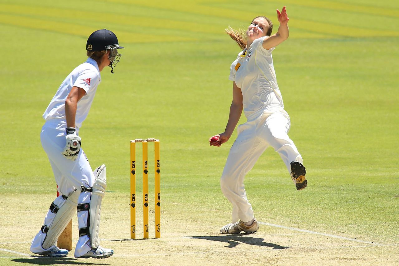 Ellyse Perry bowls, Australia v England, Only Test, Perth, 1st day, January 10, 2013