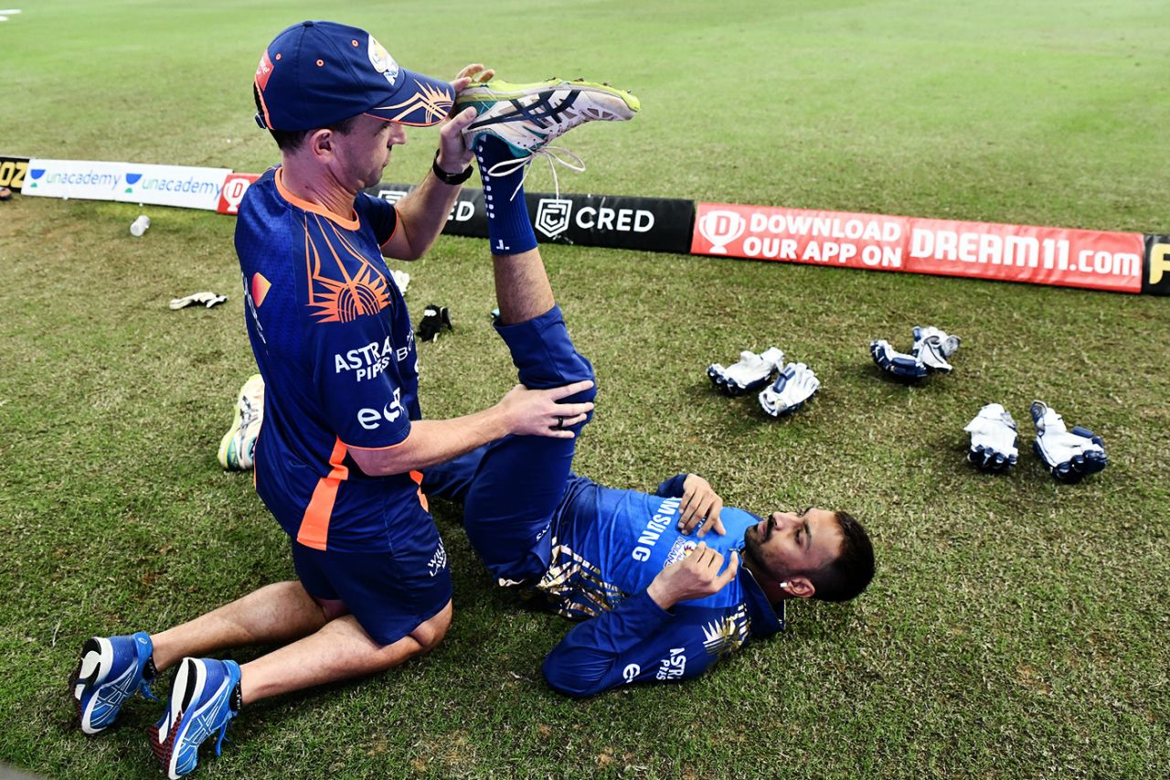 Krunal Pandya gets help from the physio, Mumbai Indians vs Kings XI Punjab, IPL 2020, Dubai, October 18, 2020
