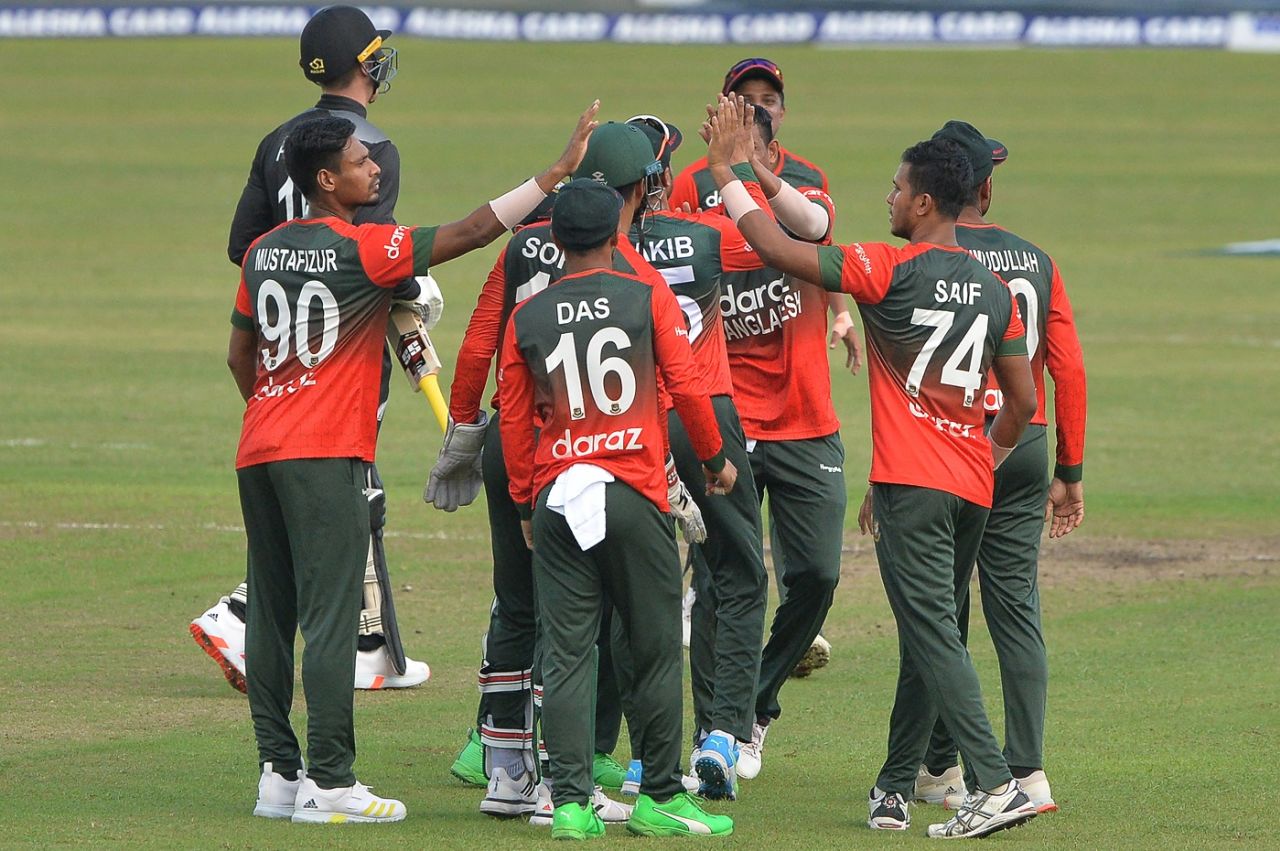Nasum Ahmed is mobbed by his team-mates after the dismissal of Finn Allen, Bangladesh vs New Zealand, 4th T20I, Dhaka, September 8, 2021