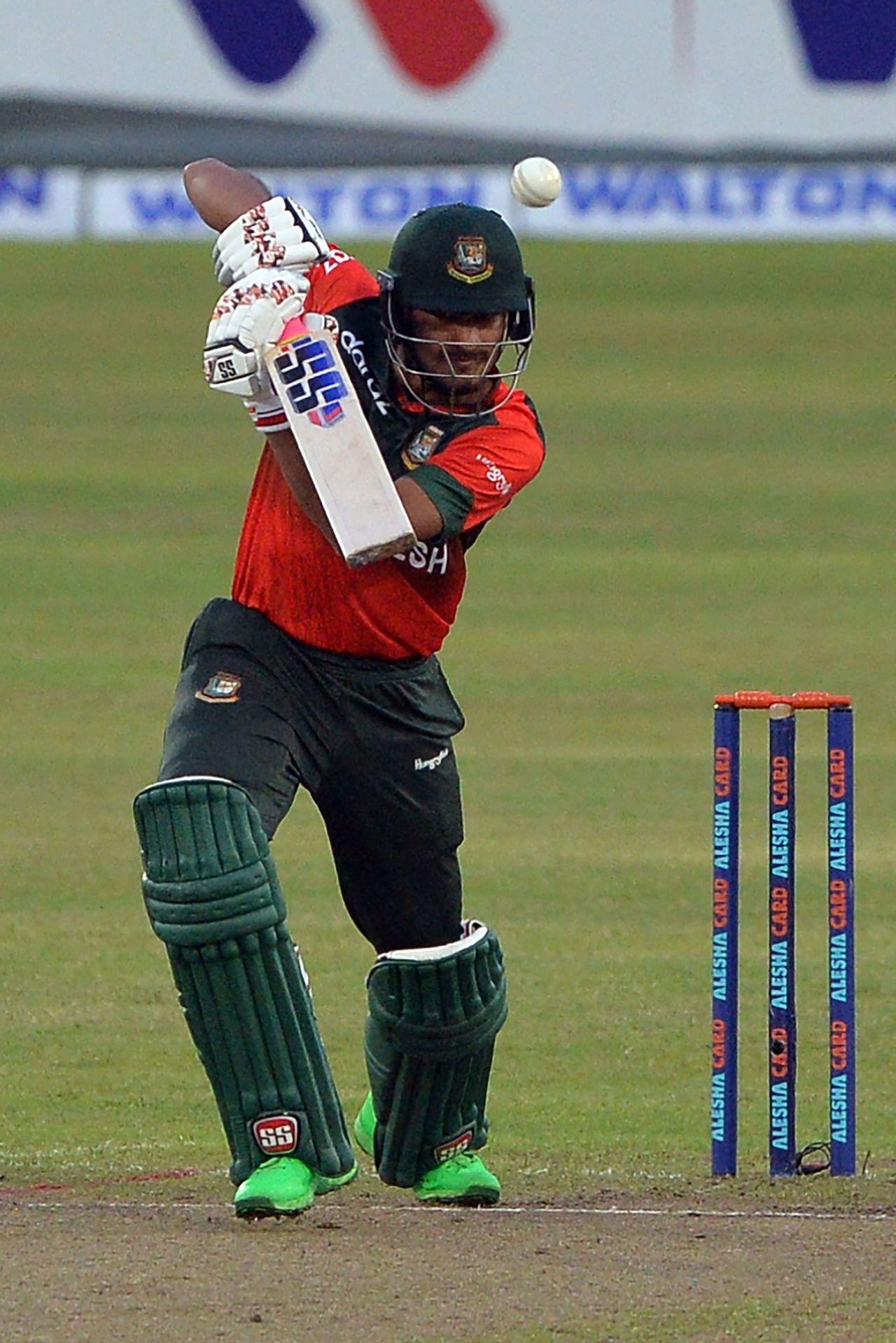 Mohammad Naim punches with a high elbow, Bangladesh vs New Zealand, 4th T20I, Dhaka, September 8, 2021