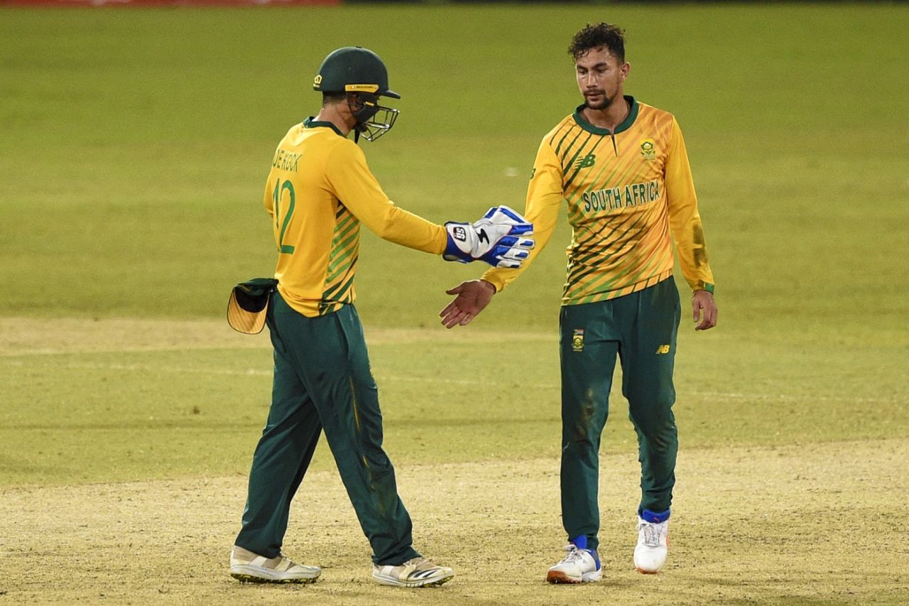 Quinton de Kock congratulates Bjorn Fortuin (L) after the dismissal of Dasun Shanaka, Sri Lanka vs South Africa, 1st T20I, Colombo, September 10, 2021