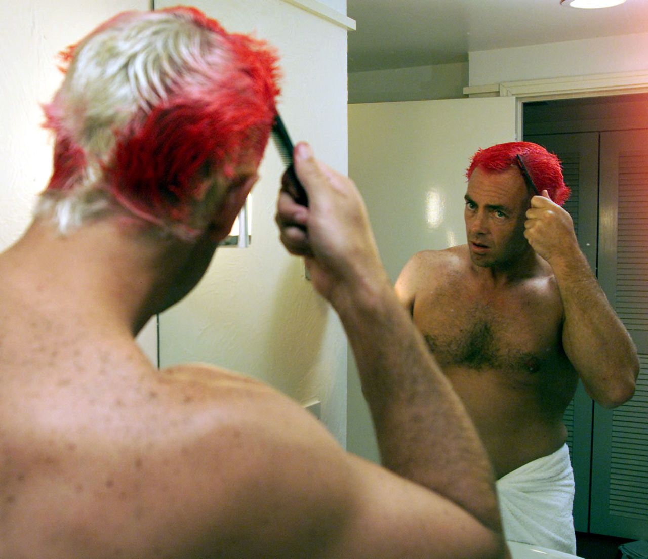 Colin Miller dyes his hair in his hotel room, Australia tour of England, Ashes 2001, Birmingham, July 9, 2001