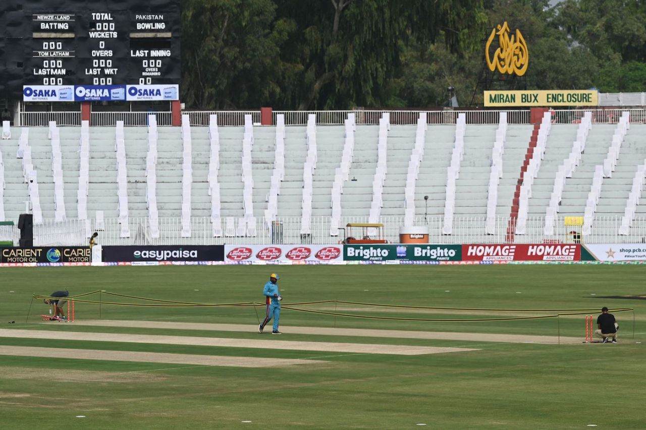 The stumps are being removed after New Zealand called off the tour of Pakistan, Rawalpindi, September 17, 2021