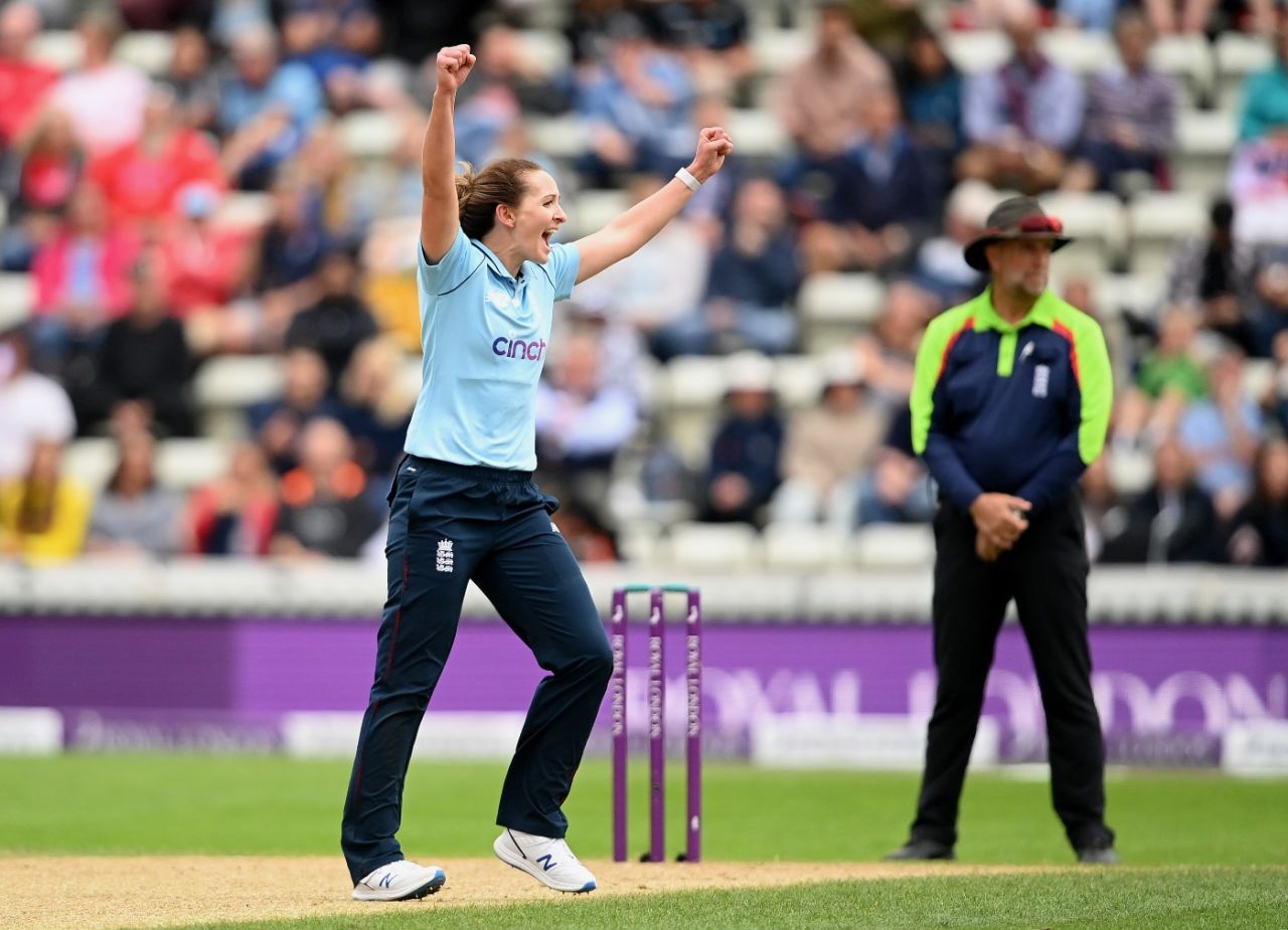 Kate Cross claims the key wicket of Suzie Bates, 2nd ODI, England vs New Zealand, Worcester, September 19, 2021