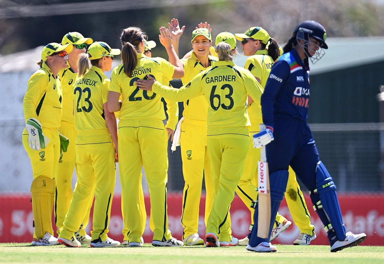 The Australian team celebrates the wicket of Smriti Mandhana, Australia vs India, 1st Women's ODI, Mackay, September 21, 2021