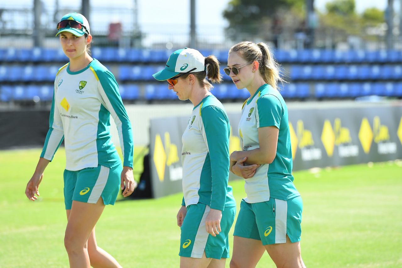 Injured Rachael Haynes has a chat with her team-mates on the morning of the second ODI, Australia Women vs India Women, 2nd ODI, Mackay, September 24, 2021