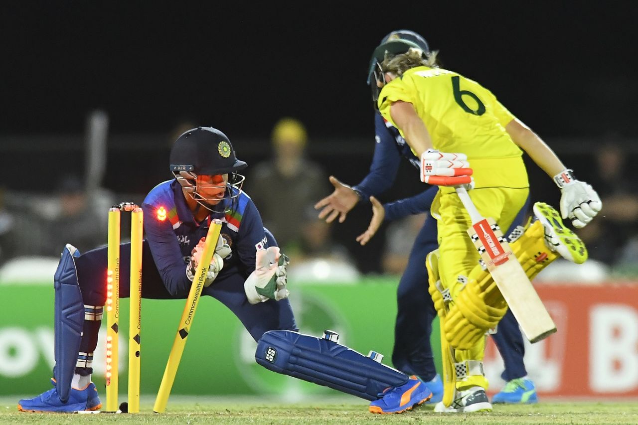 Richa Ghosh looks on as Ellyse Perry is caught short by a direct hit, Australia Women vs India Women, 2nd ODI, Mackay, September 24, 2021