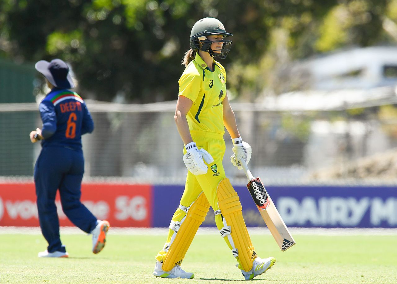 Ellyse Perry trudges off, Australia vs India, 3rd ODI, Mackay, September 26, 2021
