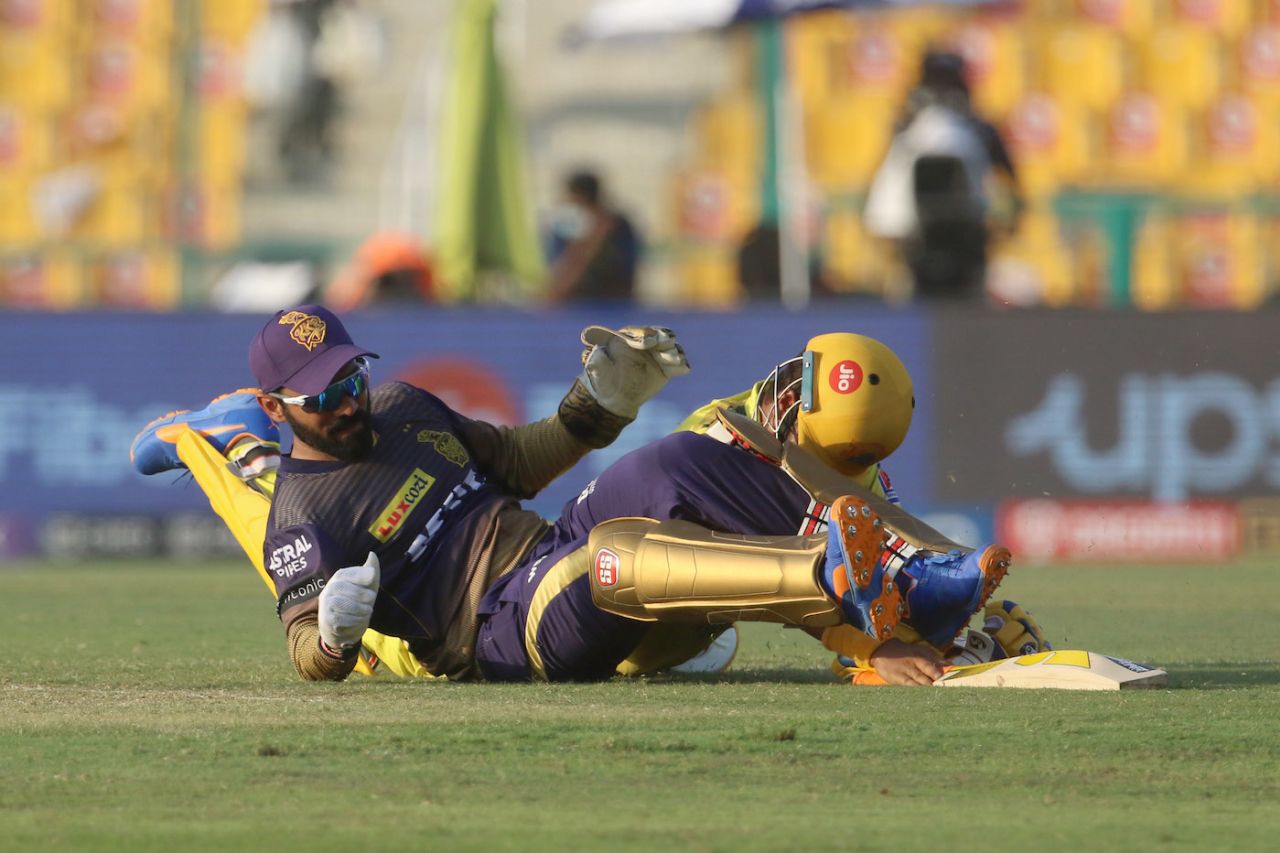 Dinesh Karthik and Suresh Raina get into a tangle, Chennai Super Kings vs Kolkata Knight Riders, IPL 2021, Abu Dhabi, September 26, 2021