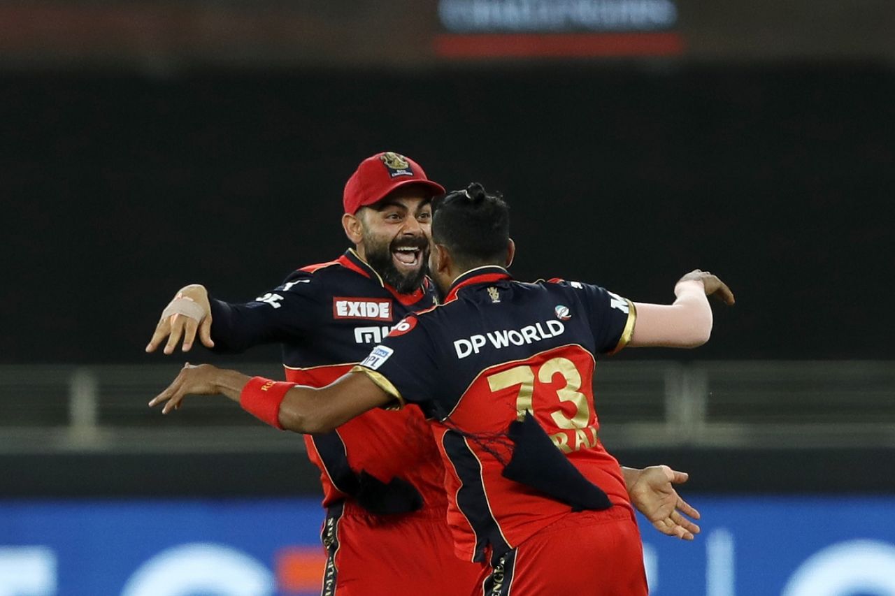 Virat Kohli and Mohammed Siraj celebrate a wicket, Royal Challengers Bangalore vs Mumbai Indians, Dubai, IPL 2021, September 26, 2021