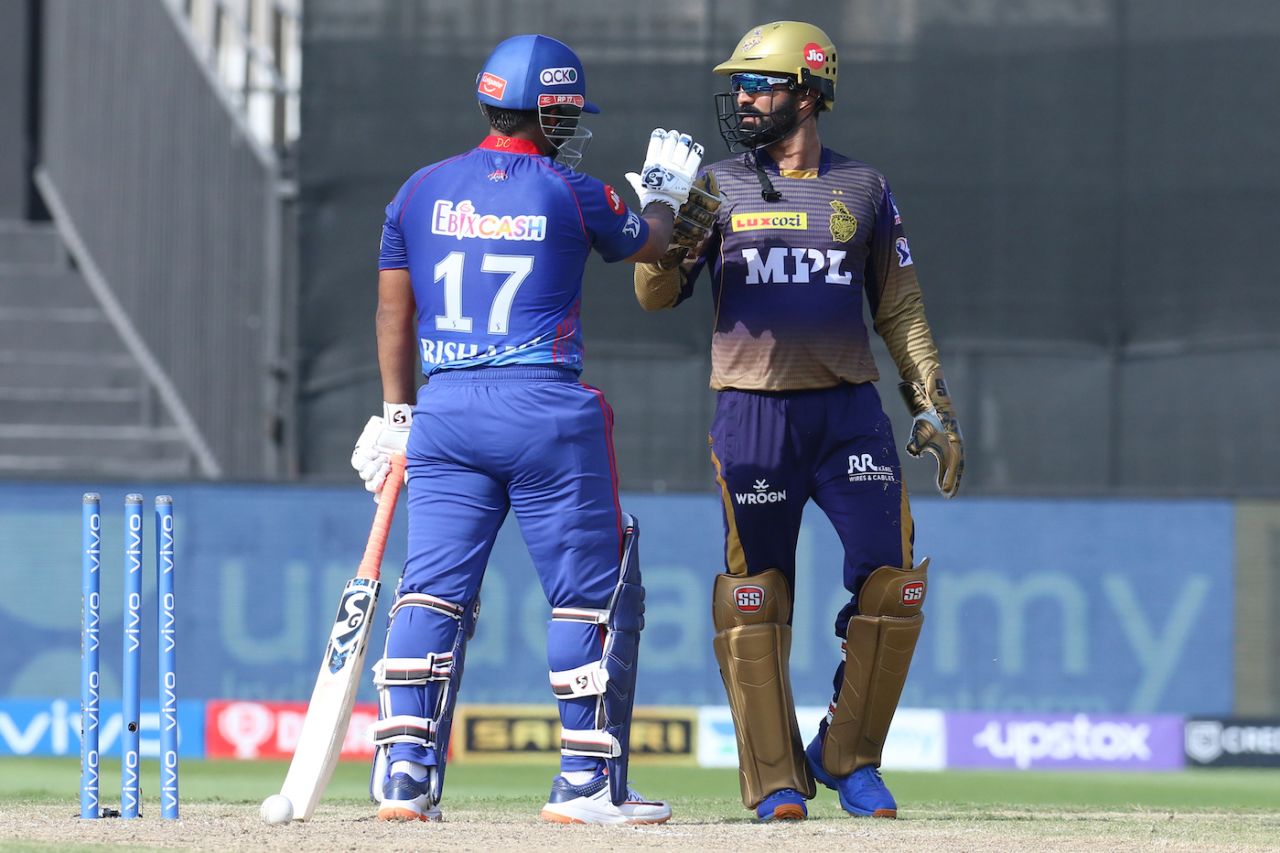 Rishabh Pant apologises to Dinesh Karthik after a bit of a wild swing in the wicketkeeper's direction, Kolkata Knight Riders vs Delhi Capitals, IPL 2021, Sharjah, September 28, 2021