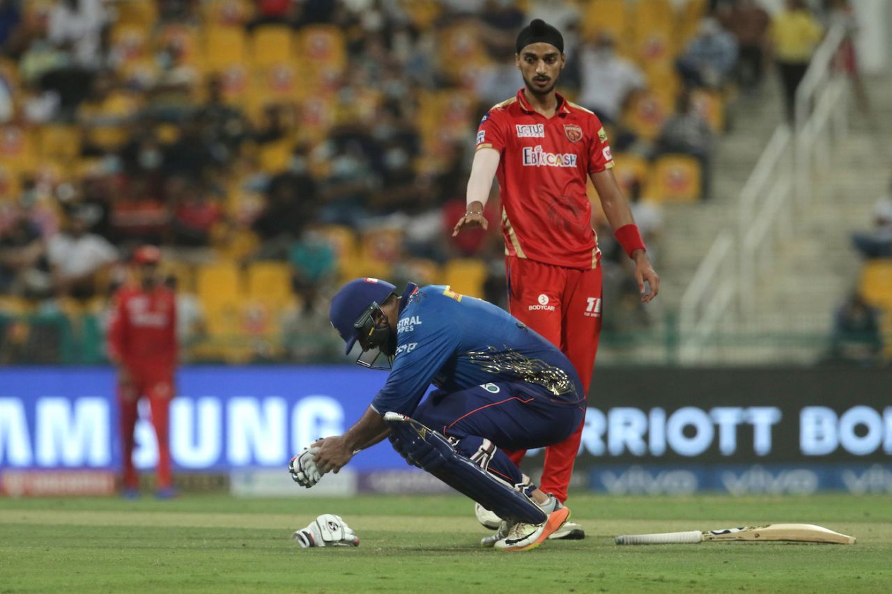 Arshdeep Singh apologises to Saurabh Tiwary after hurling the ball at the batter's body, Mumbai Indians vs Punjab Kings, IPL 2021, Abu Dhabi, September 28, 2021