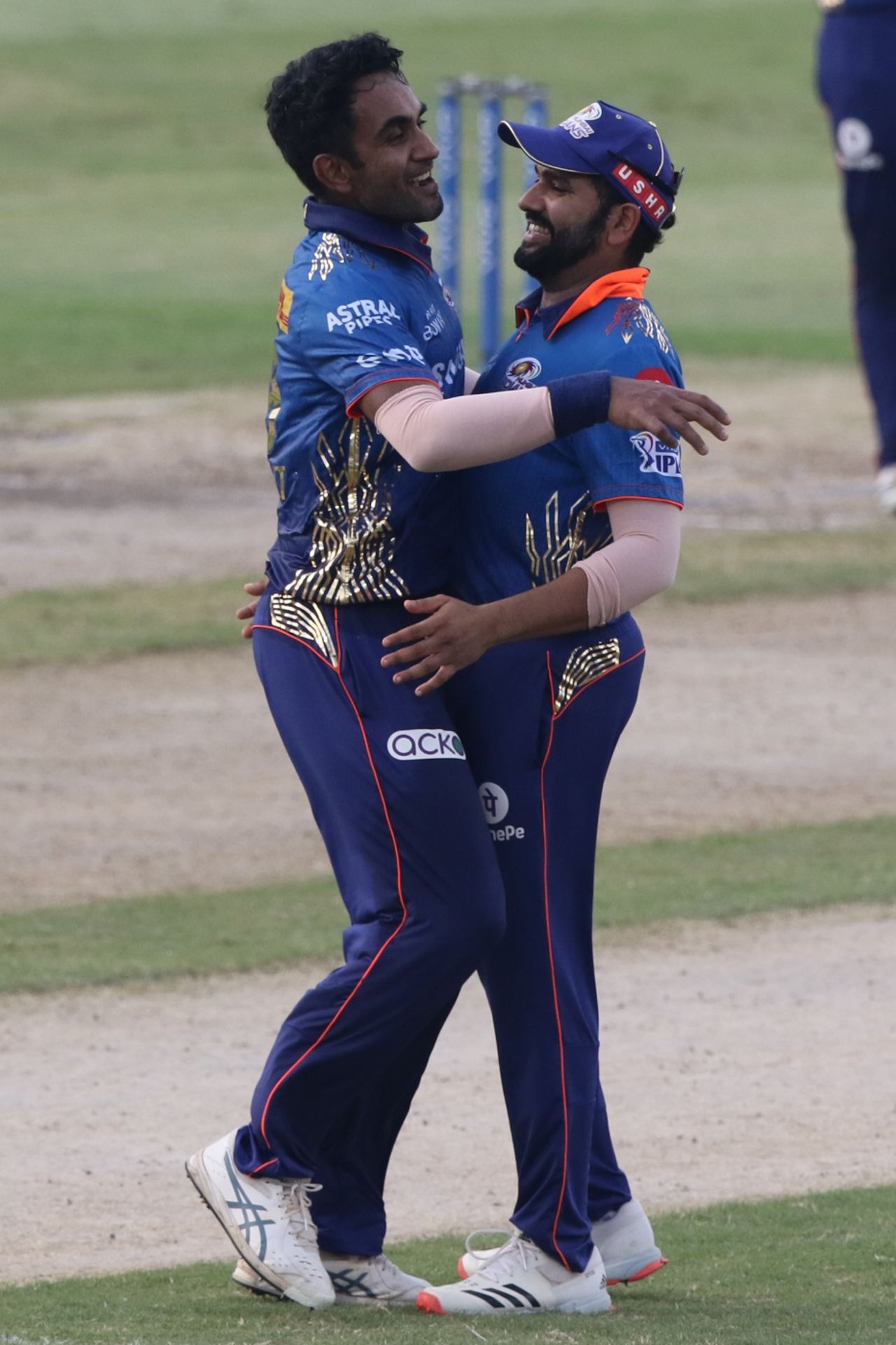 Jayant Yadav celebrates with Rohit Sharma, Mumbai Indians vs Delhi Capitals, IPL 2021, Sharjah, October 2, 2021