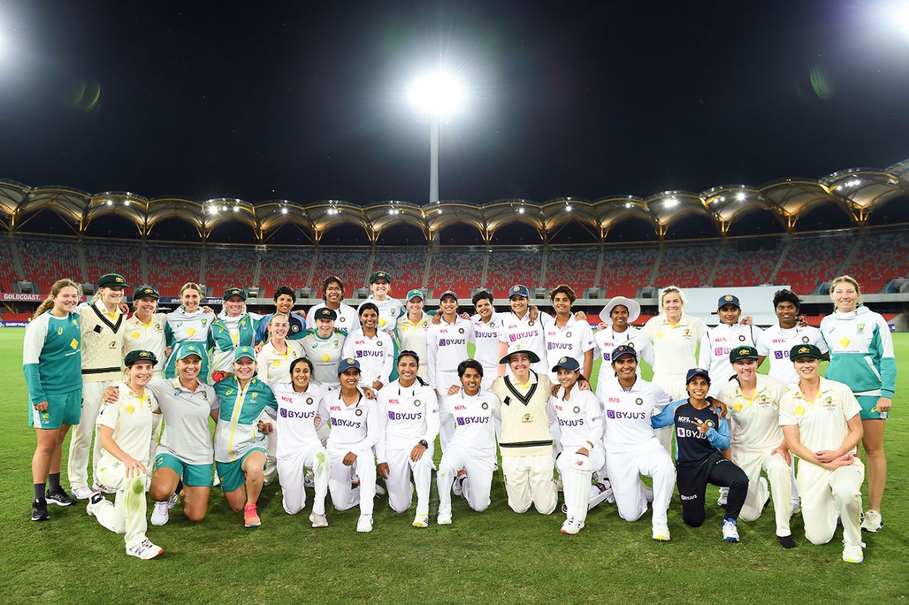 The Australia and India teams together after the drawn Test, Australia Women vs India Women, Only Test, Day 4, Carrara, October 3, 2021