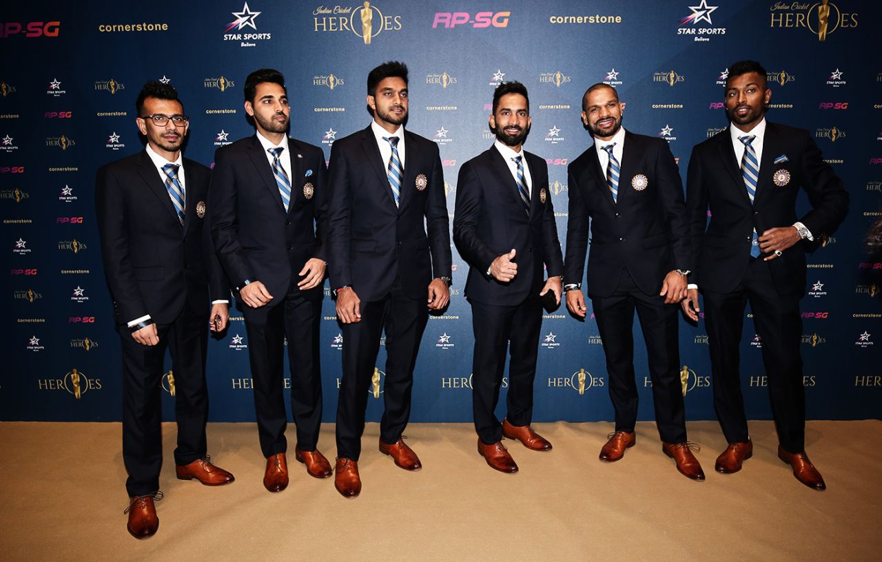Yuzvendra Chahal, Bhuvneshwar Kumar, Vijay Shankar, Dinesh Karthik, Shikhar Dhawan and Hardik Pandya pose for photos during a World Cup event, London, May 23, 2019