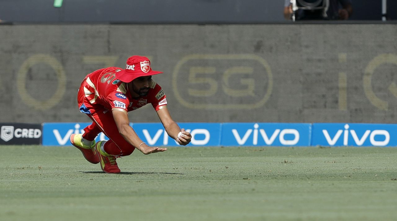 Harpreet Brar takes a tumbling catch to get rid of Robin Uthappa, Chennai Super Kings vs Punjab Kings, IPL 2021, Dubai, October 7, 2021