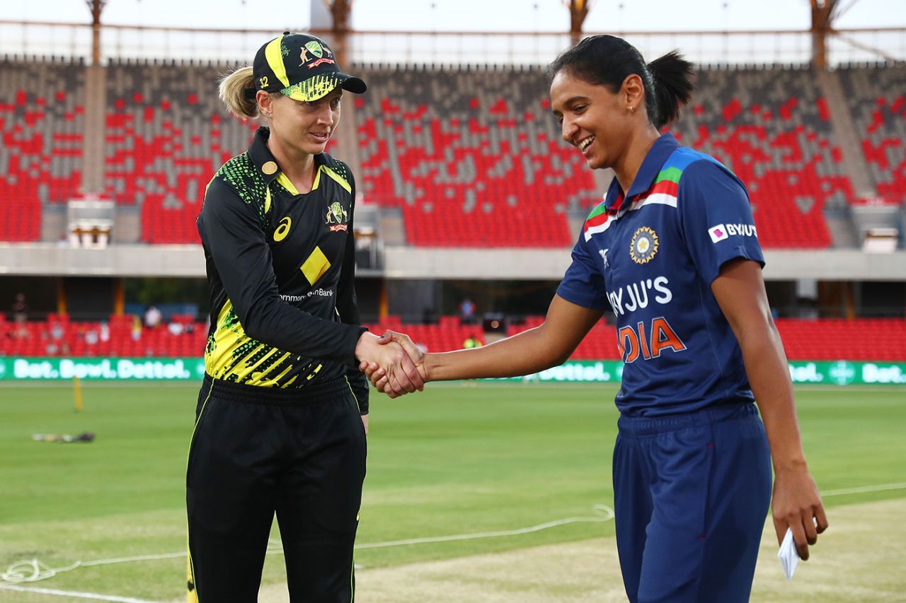Meg Lanning and Harmanpreet Kaur share a smile at the toss, Australia vs India, 3rd Women's T20I, Metricon Stadium, October 10, 2021