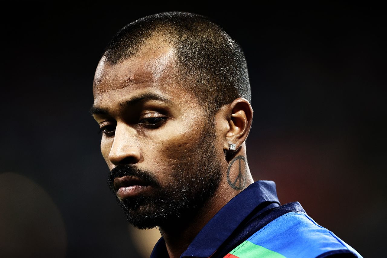 Hardik Pandya looks on, third T20I, Australia vs India, Sydney Cricket Ground, December 08, 2020