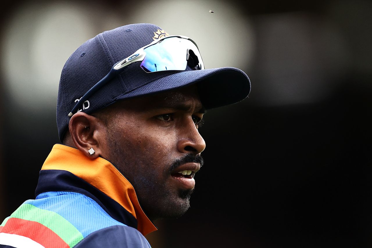 Hardik Pandya looks on, Sydney, Australia vs India, 2nd ODI, November 29, 2020