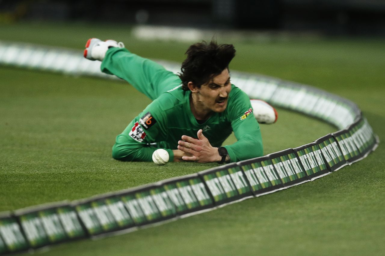 Nic Maddinson tries to save a boundary, Melbourne Stars vs Perth Scorchers, BBL 2020-21, Melbourne, January 23, 2021