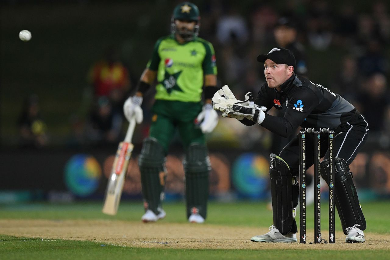 Tim Seifert collects the ball, New Zealand vs Pakistan, 3rd T20I, Napier, December 22, 2020