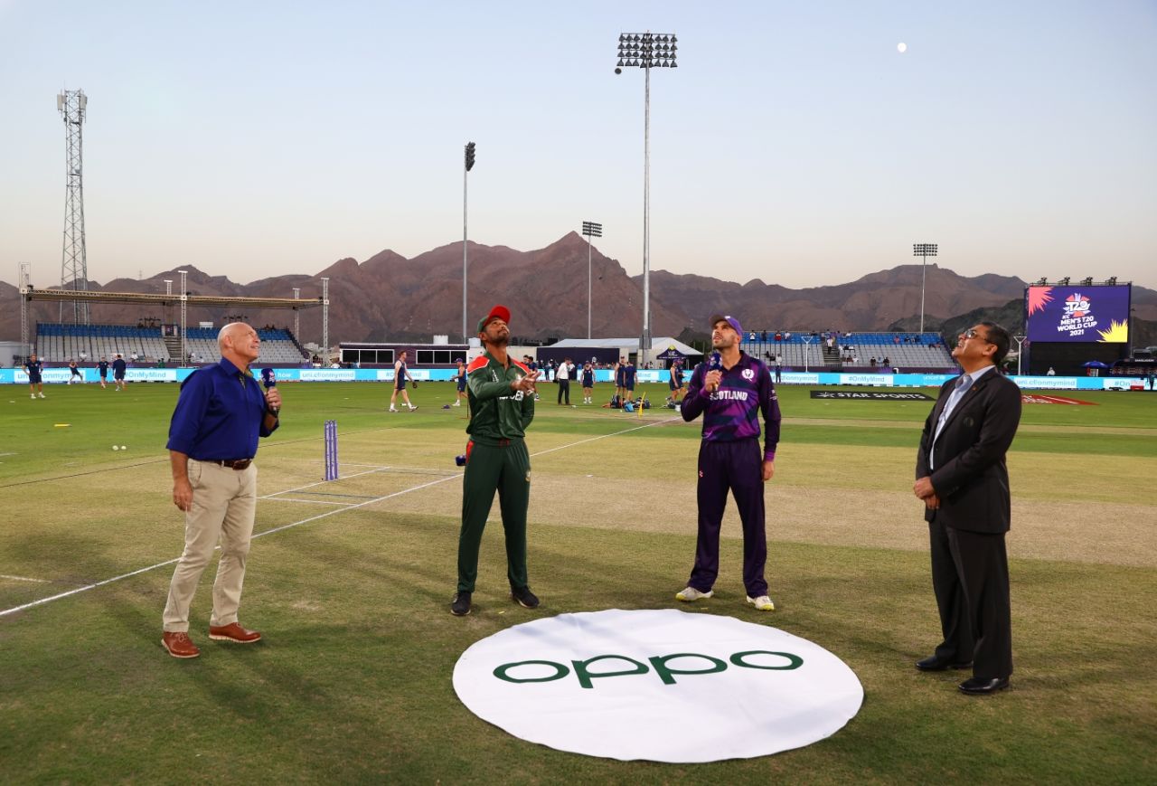 Mahmudullah tosses the coin ahead of Bangladesh vs Scotland, T20 World Cup, Muscat, October 17, 2021