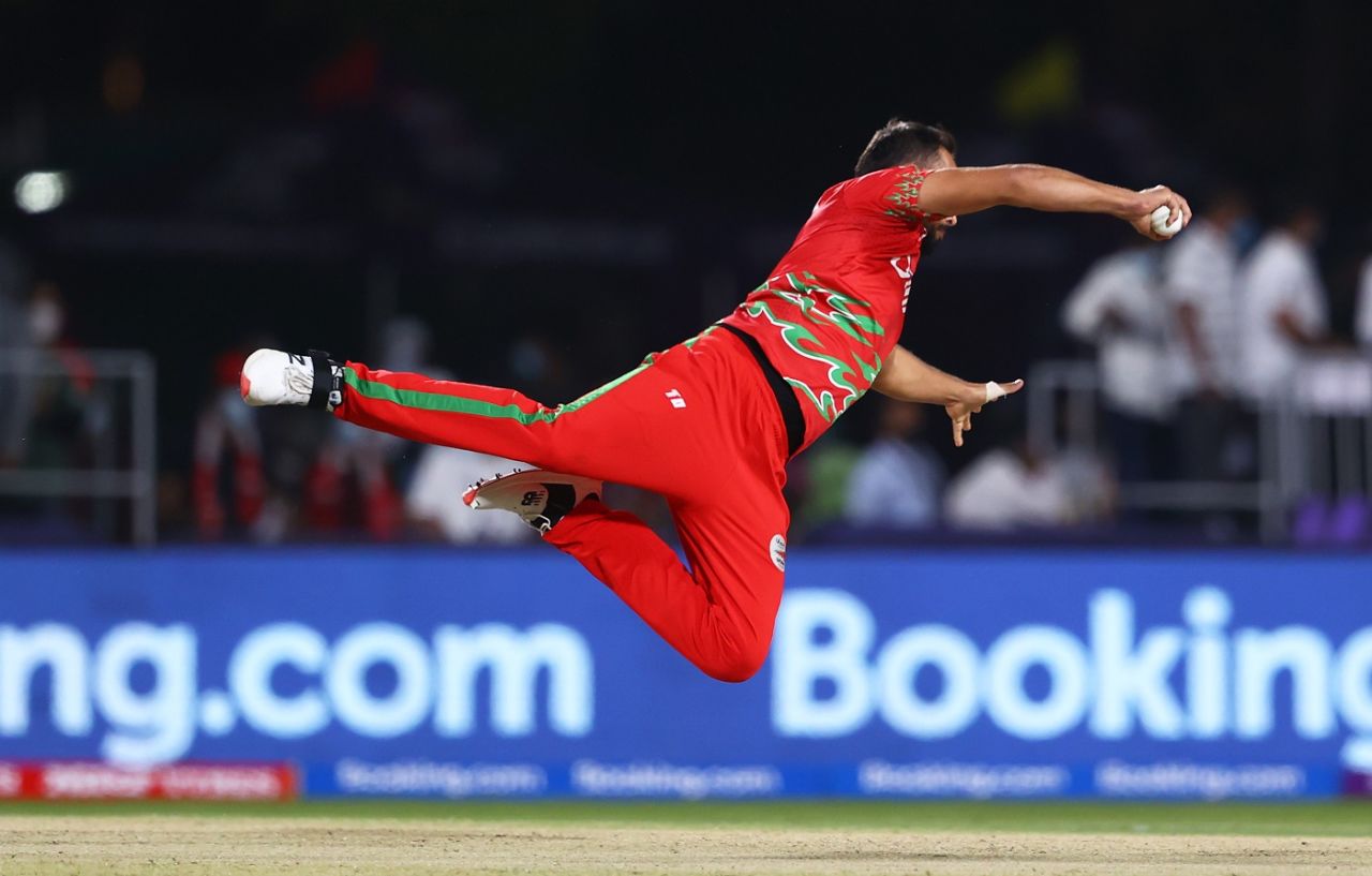 Fayyaz Butt goes airborne to pull off a stunning return catch, Oman vs Bangladesh, T20 World Cup, Al Amerat, October 19, 2021