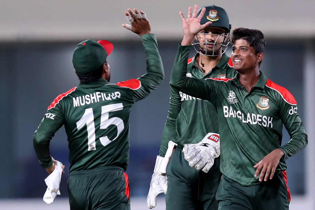 Mahedi Hasan celebrates a wicket with his team-mates, Muscat, October 17, 2021