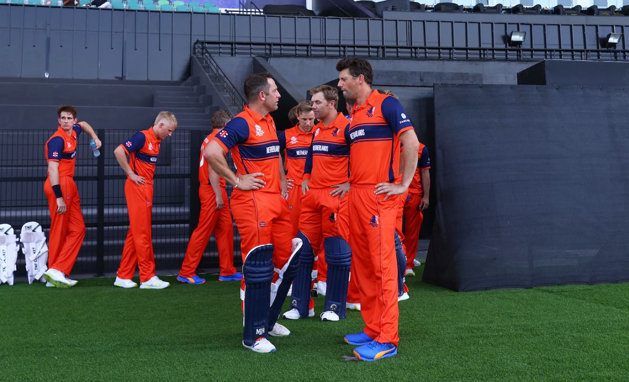 The Netherlands players have a chat before getting down to business, Namibia vs Netherlands, T20 World Cup, Abu Dhabi, October 20, 2021