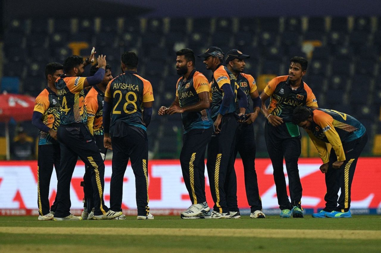 Lahiru Kumara celebrates with his team-mates after picking up a wicket, Ireland vs Sri Lanka, T20 World Cup, Abu Dhabi, October 20, 2021