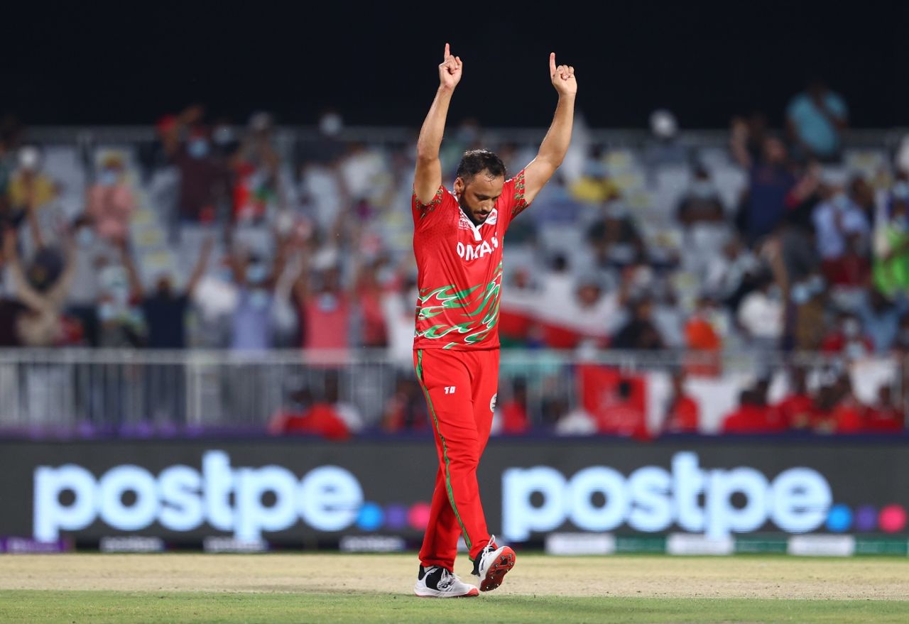 Fayyaz Butt has his hands in the air after getting George Munsey, Oman vs Scotland, T20 World Cup, Muscat, October 21, 2021