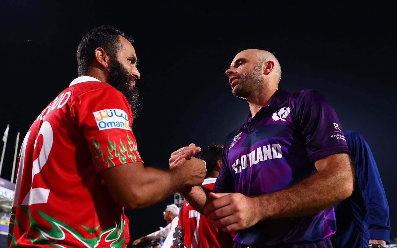 Captains Zeeshan Maqsood and Kyle Coetzer catch up after Scotland beat Oman, Oman vs Scotland, T20 World Cup, Muscat, October 21, 2021