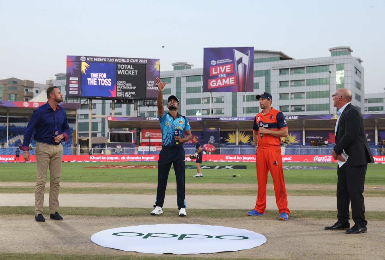 Dasun Shanaka flips the coin, Netherlands vs Sri Lanka, T20 World Cup, Sharjah, October 22, 2021