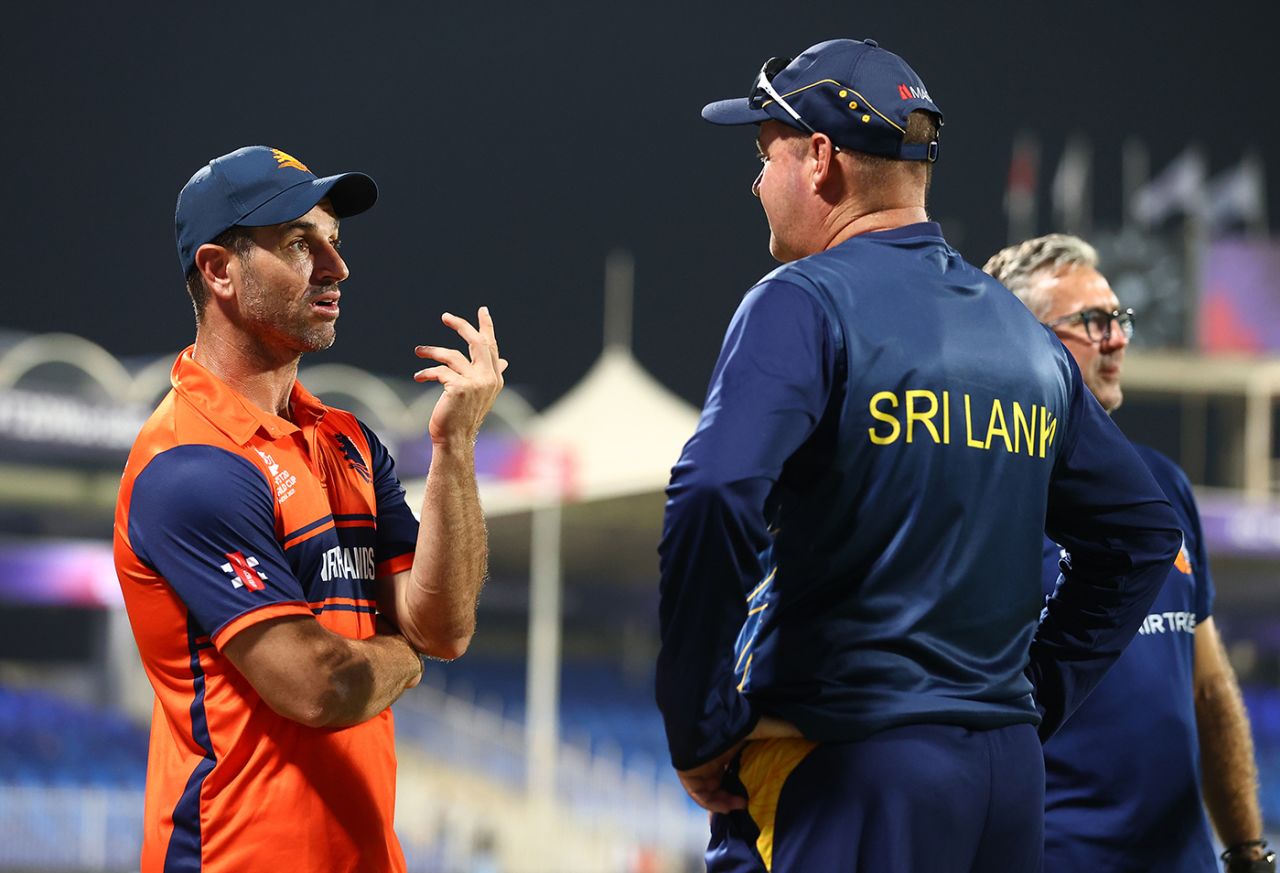 Ryan ten Doeschate talks to Mickey Arthur after the game, Netherlands vs Sri Lanka, T20 World Cup, Sharjah, October 22, 2021