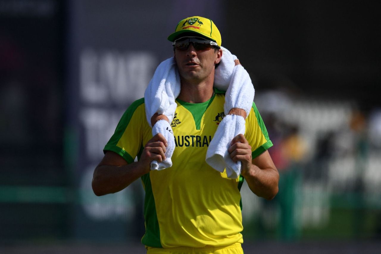 Pat Cummins gets some towel treatment in the Abu Dhabi heat, Australia vs South Africa, T20 World Cup 2021, Group 1, Abu Dhabi, October 23, 2021
