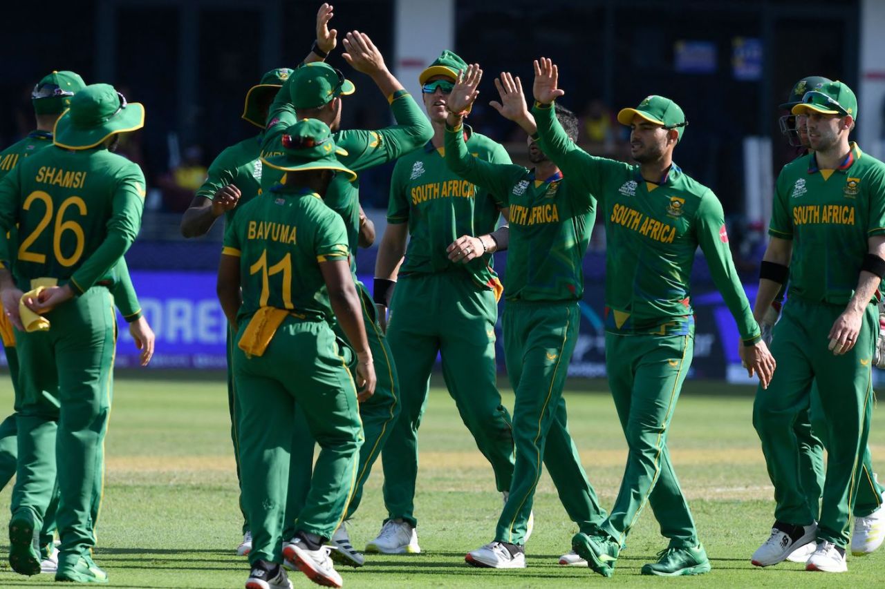The South African players get together at the fall of a West Indian wicket, South Africa vs West Indies, T20 World Cup, Group 1, Dubai, October 26, 2021