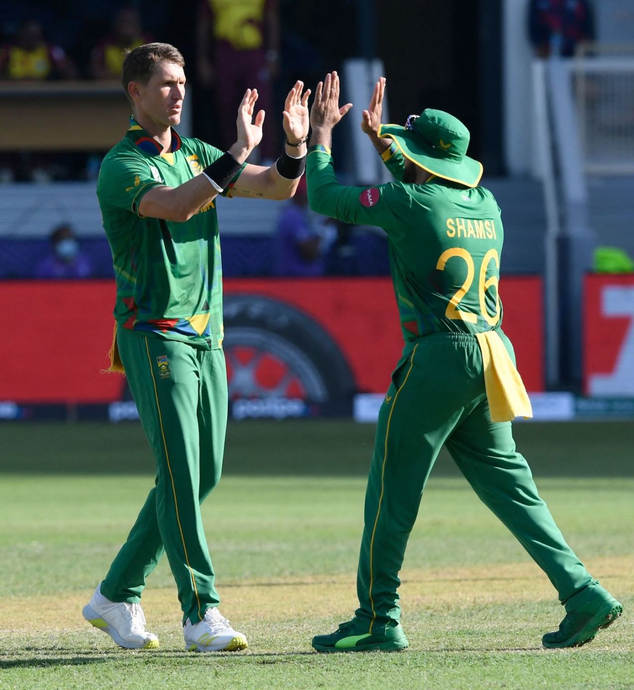 Dwaine Pretorius celebrates a wicket with Temba Bavuma, South Africa vs West Indies, T20 World Cup, Group 1, Dubai, October 26, 2021