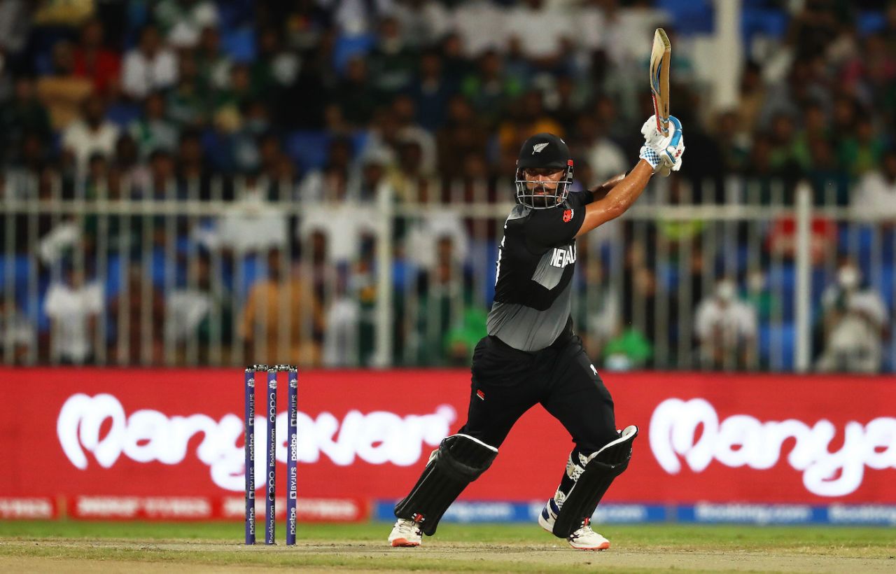 Daryl Mitchell targets the off side, Pakistan vs New Zealand, T20 World Cup 2021, Group 2, Sharjah, October 26, 2021